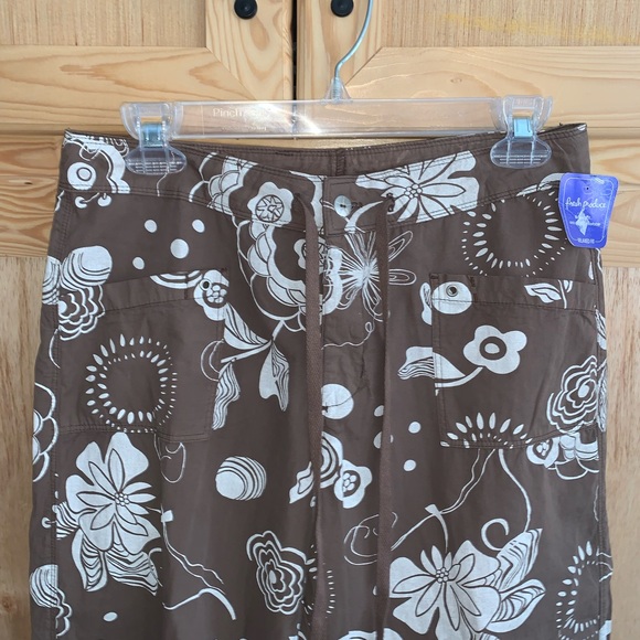 Fresh Produce NWT brown novelty floral “Relaxed Fit” cropped capri pants size SM - Picture 2 of 5
